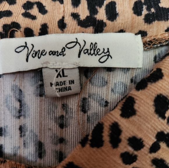 NWOT Vine & Valley Leopard Print Short Sleeve Top Size L - Picture 2 of 3